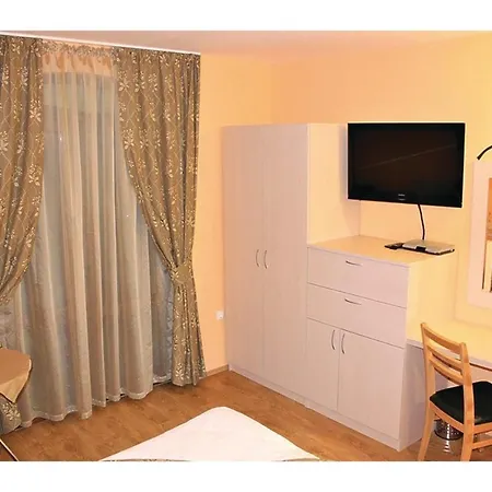 Seven-bedroom Holiday In Nyaraló